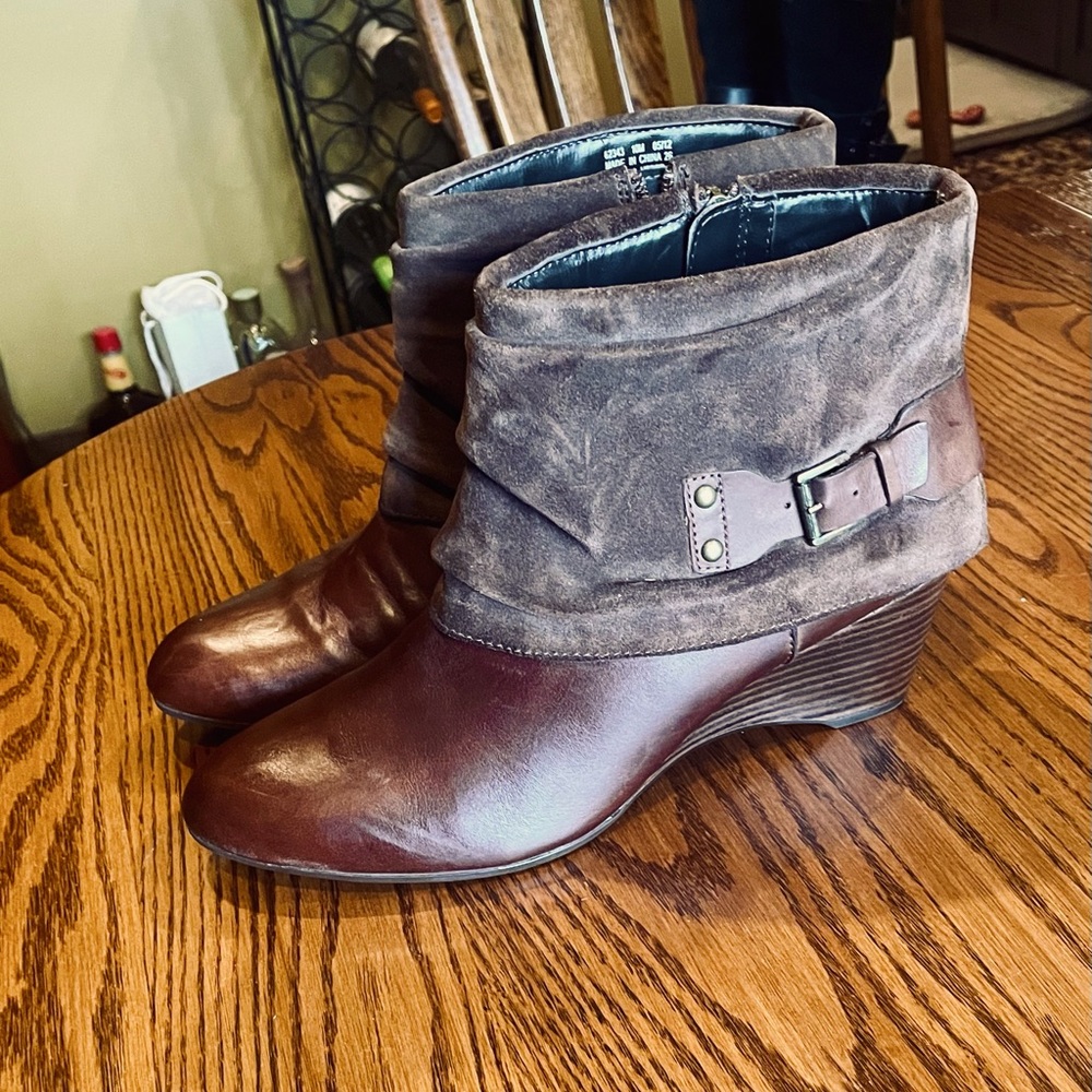 Clarks 2.25” Leather wedge boots w/ suede trim side zip in Sz 10M. Comfy & NICE